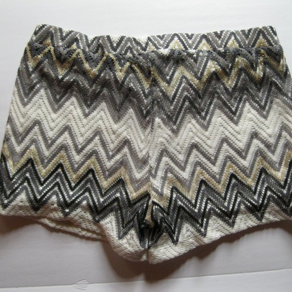 one5one Gold and White Zigzag Lace Shorts - Picture 2 of 7